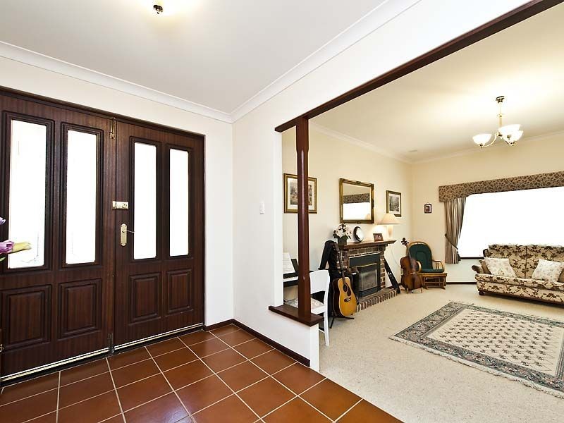 15 Giles Street, Lesmurdie WA 6076