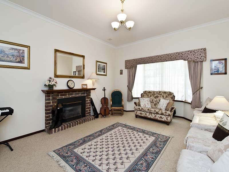 15 Giles Street, Lesmurdie WA 6076