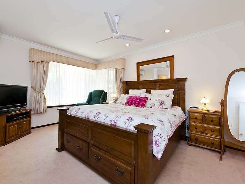 15 Giles Street, Lesmurdie WA 6076