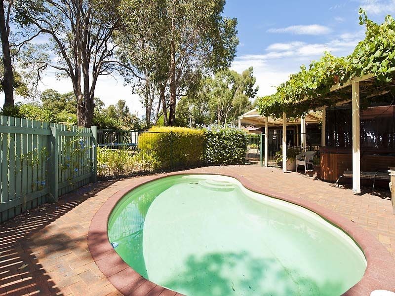 15 Giles Street, Lesmurdie WA 6076