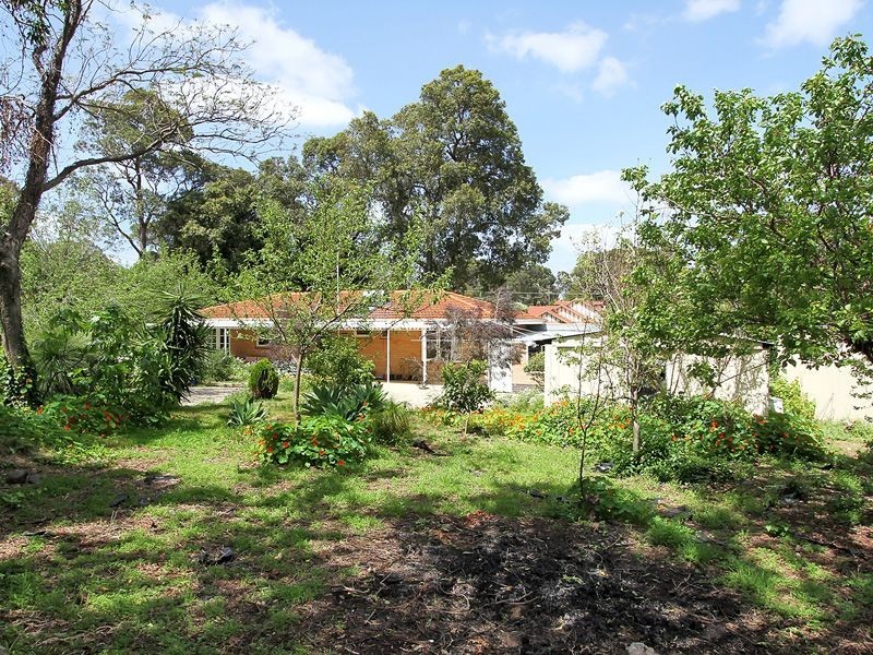 2 Traylen Road, Kalamunda WA 6076