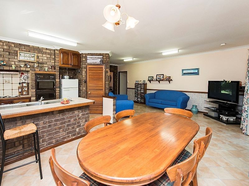 22 Hunter Drive, Lesmurdie WA 6076