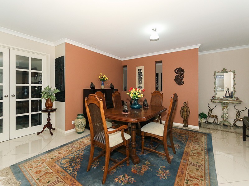 5 Jordan Place, Wattle Grove WA 6107
