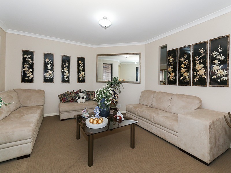5 Jordan Place, Wattle Grove WA 6107