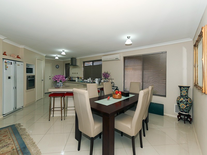 5 Jordan Place, Wattle Grove WA 6107