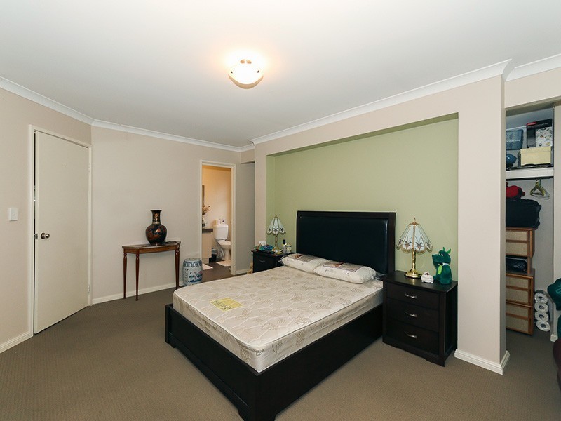 5 Jordan Place, Wattle Grove WA 6107