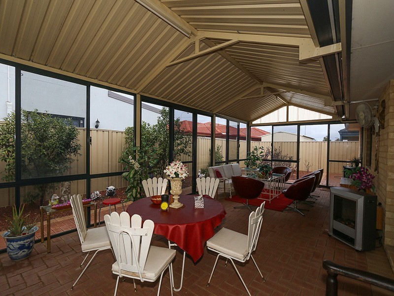 5 Jordan Place, Wattle Grove WA 6107
