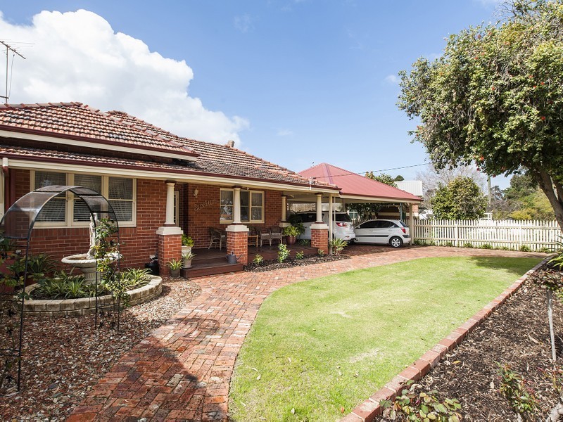 16 Third Avenue, Baskerville WA 6056