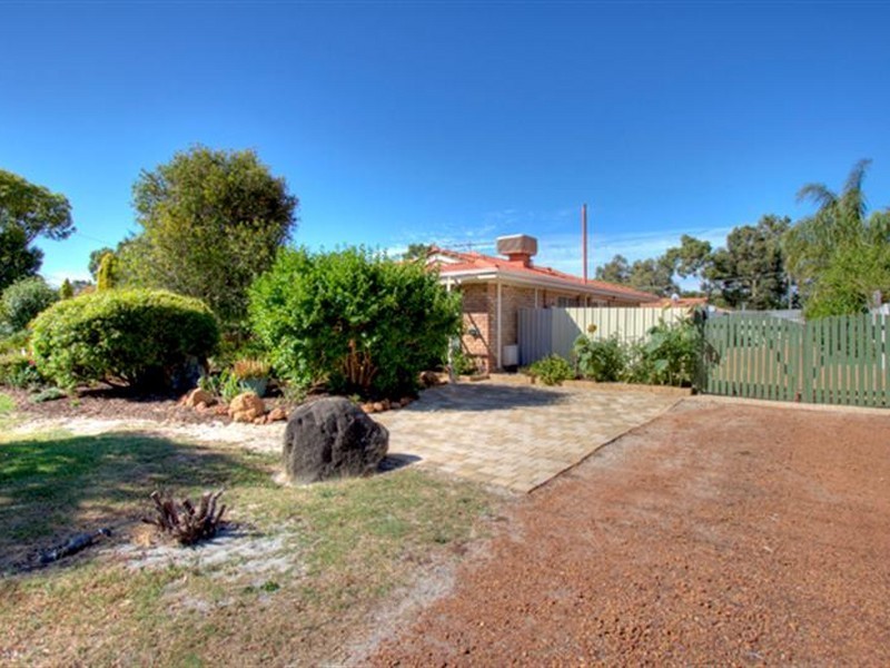 8 Larch Place, Forrestfield WA 6058