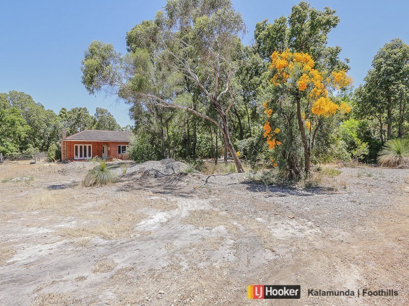 33 Lewis Road, Wattle Grove WA 6107