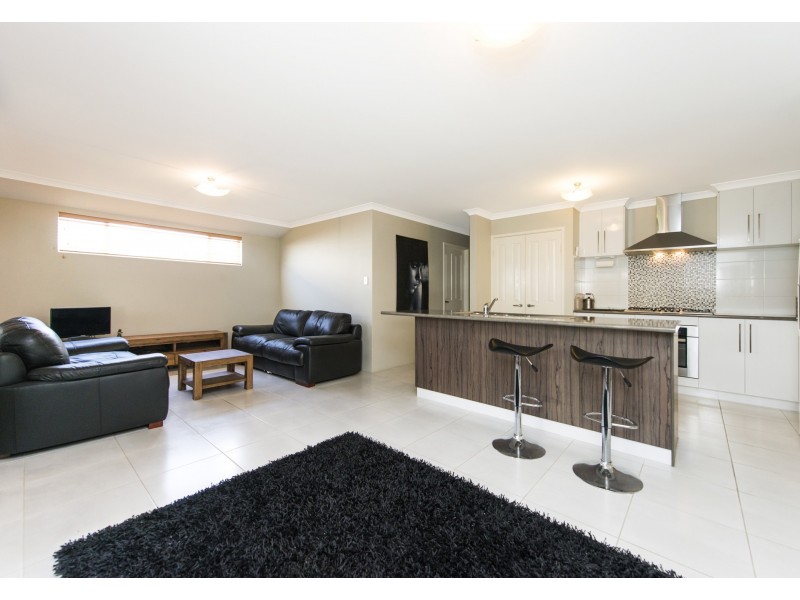 2/458 Kalamunda Road, High Wycombe WA 6057