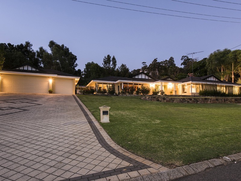 17 The Boulevard, Gooseberry Hill WA 6076