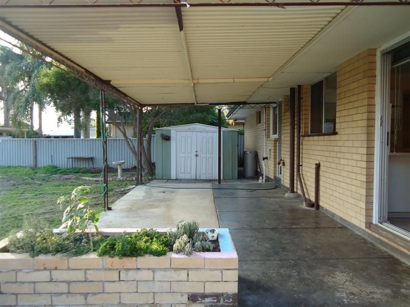 8 Cumberland Road, Forrestfield WA 6058