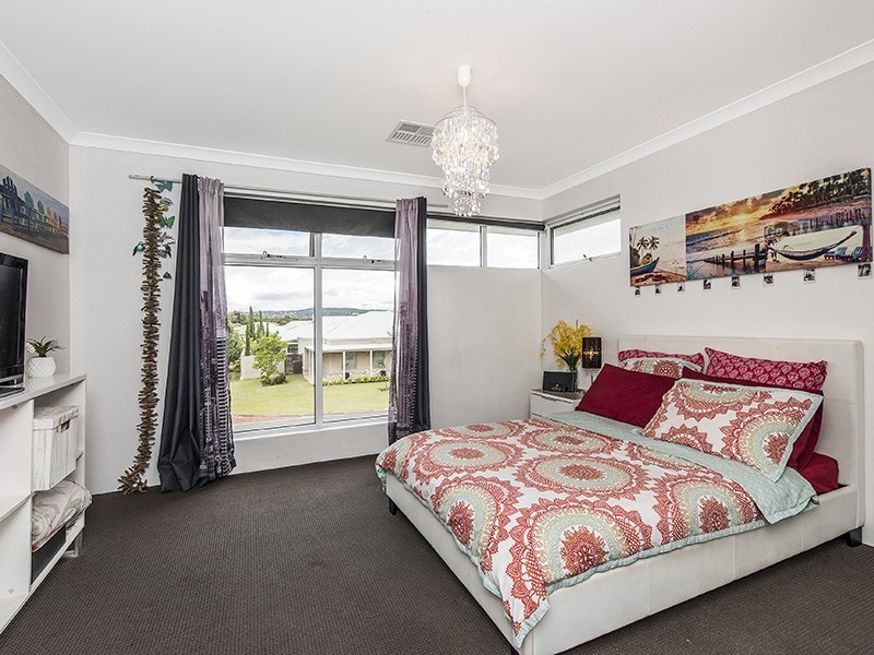 8 Longview Way, The Vines WA 6069