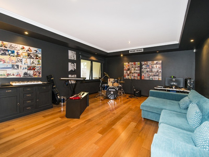 16 John Farrant Drive, Gooseberry Hill WA 6076