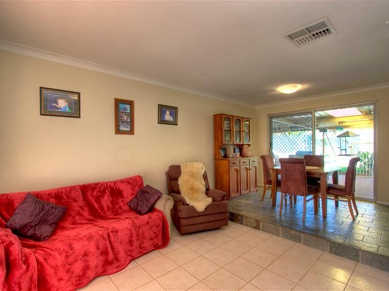 8 Larch Place, Forrestfield WA 6058