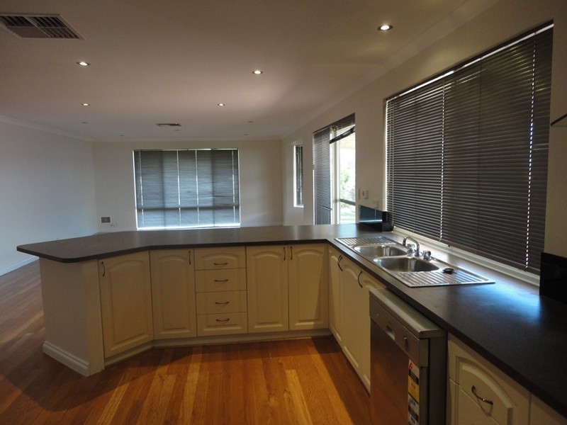 11 Azalea Gardens, Forrestfield WA 6058