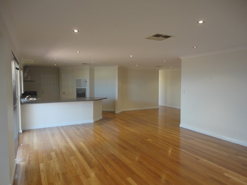 11 Azalea Gardens, Forrestfield WA 6058