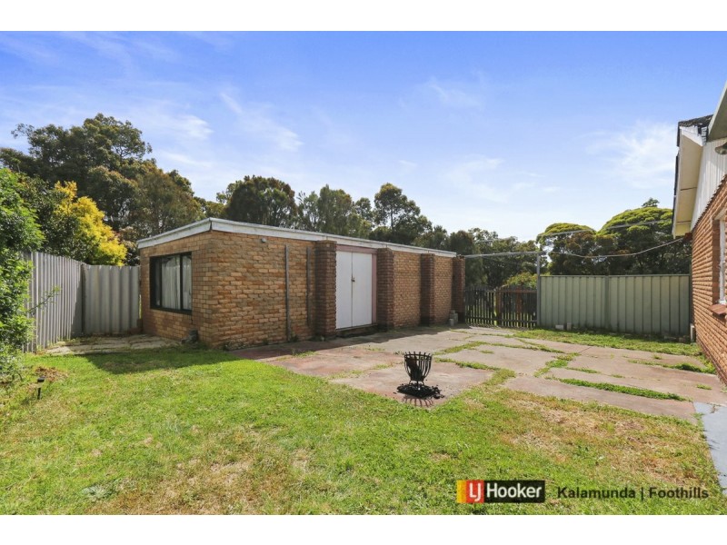 17 Kalbarri Street, Lesmurdie WA 6076