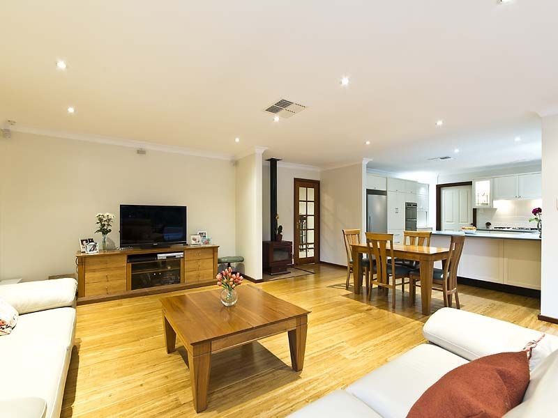 25 Pruiti Crescent, Lesmurdie WA 6076