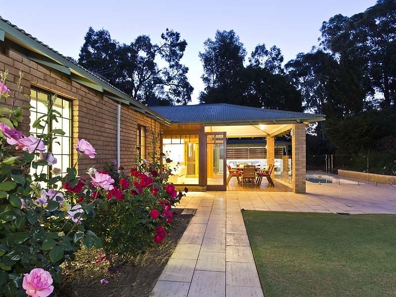 25 Pruiti Crescent, Lesmurdie WA 6076