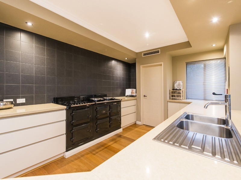 16 John Farrant Drive, Gooseberry Hill WA 6076