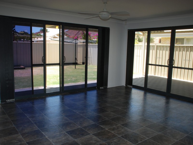 17 Pharlap Road, Wattle Grove WA 6107