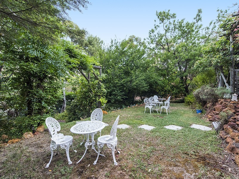 31 Benbullen Road, Kalamunda WA 6076