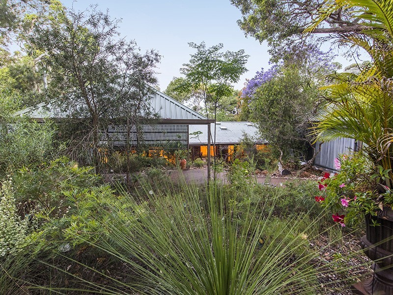 31 Benbullen Road, Kalamunda WA 6076