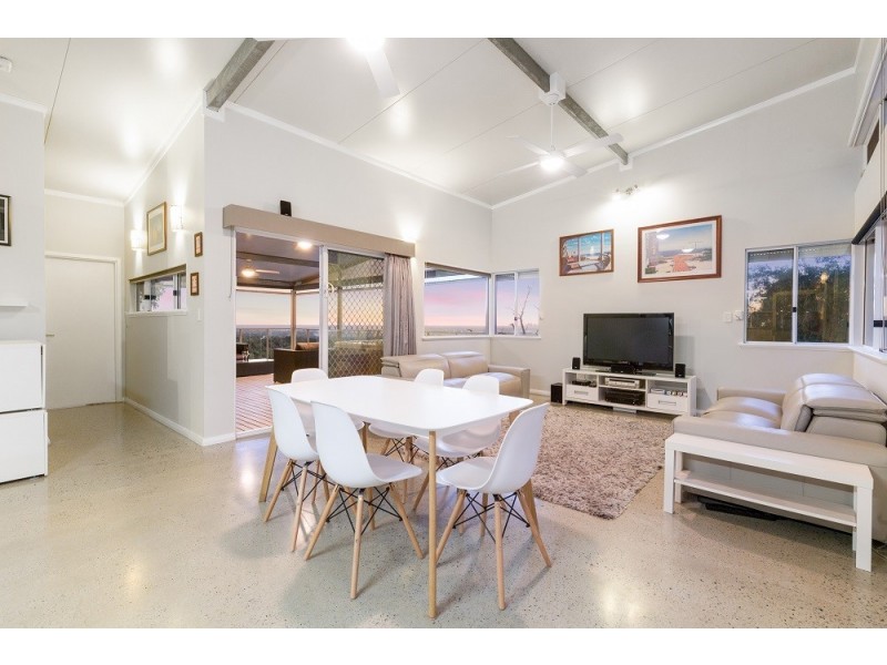 8 Robertson Road, Gooseberry Hill WA 6076