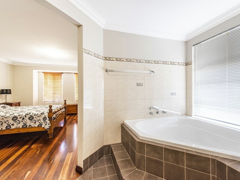 16 Bittern Close, Maida Vale WA 6057