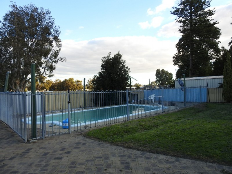 8 Carleton Crescent, Forrestfield WA 6058