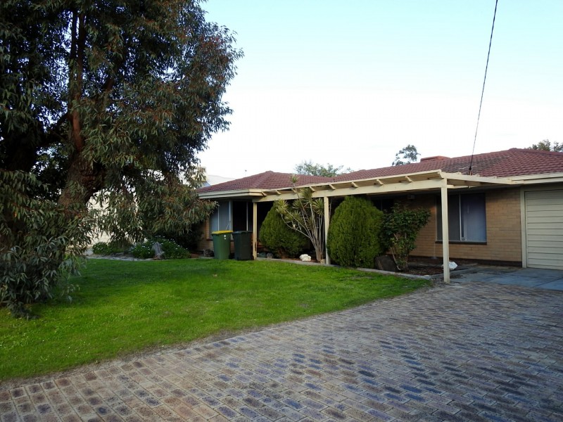 8 Carleton Crescent, Forrestfield WA 6058