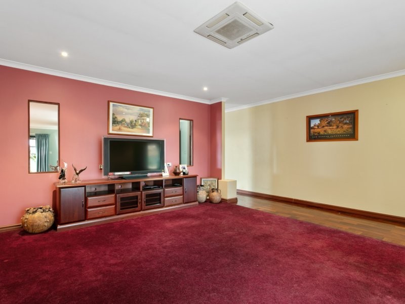 60 Larwood Crescent, High Wycombe WA 6057