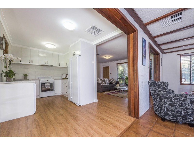 32 Meloway Drive, Maida Vale WA 6057