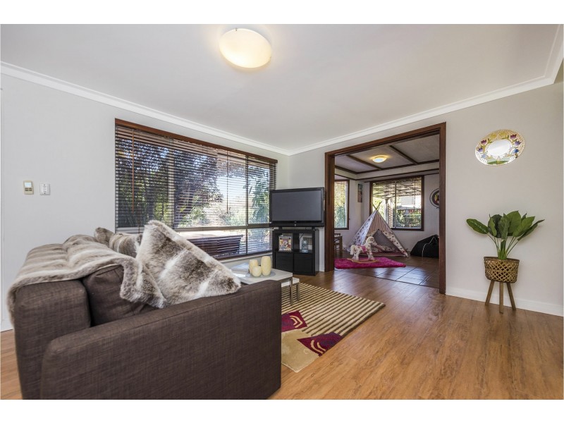 32 Meloway Drive, Maida Vale WA 6057