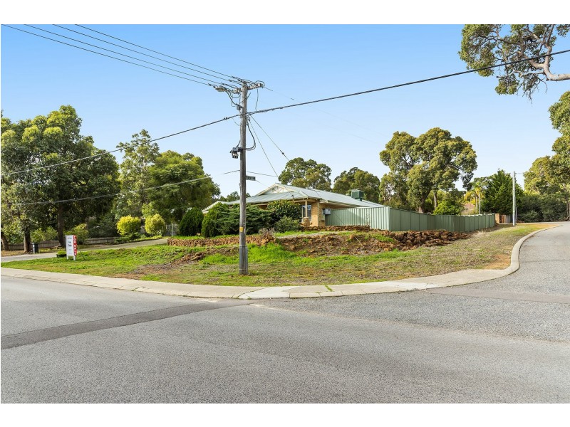 17 Robins Road, Kalamunda WA 6076