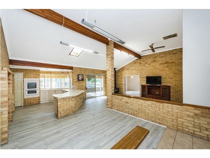 17 Robins Road, Kalamunda WA 6076