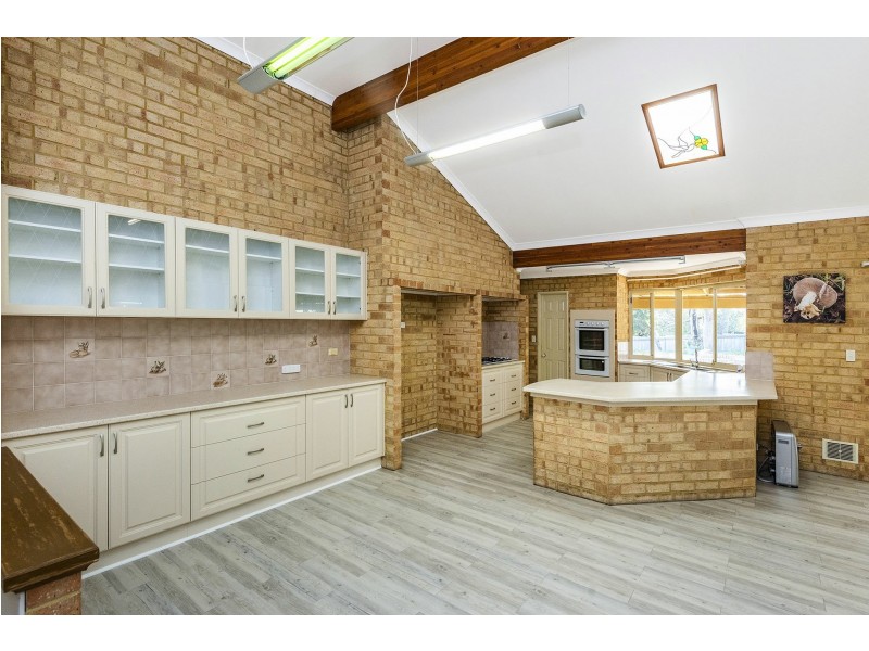 17 Robins Road, Kalamunda WA 6076