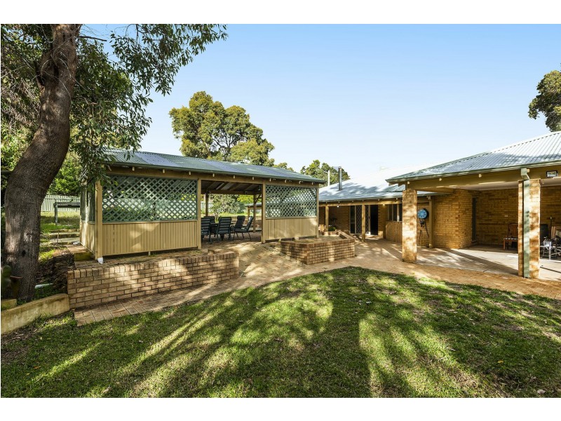 17 Robins Road, Kalamunda WA 6076