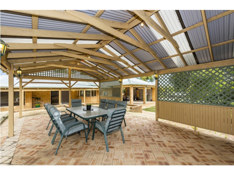 17 Robins Road, Kalamunda WA 6076