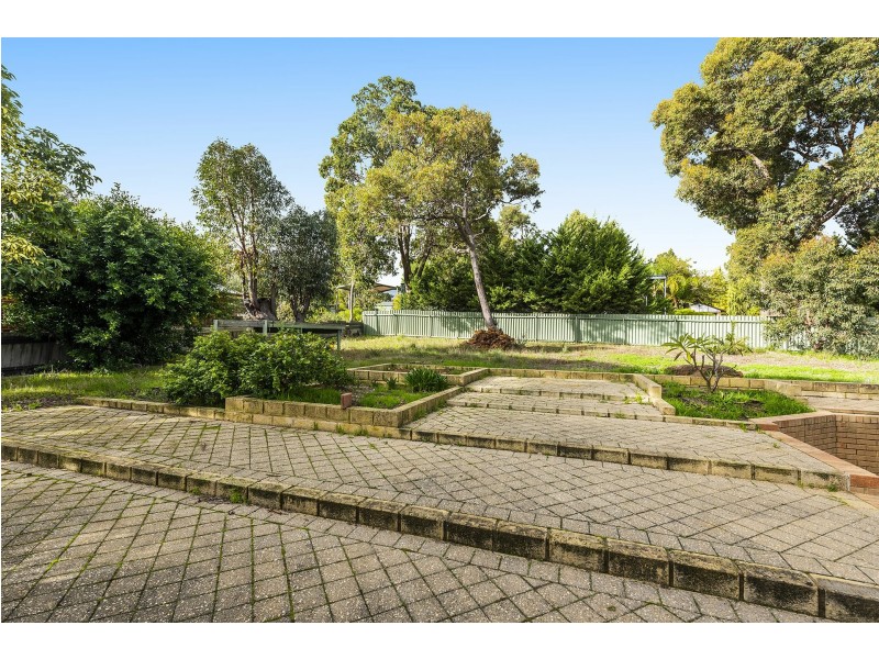 17 Robins Road, Kalamunda WA 6076