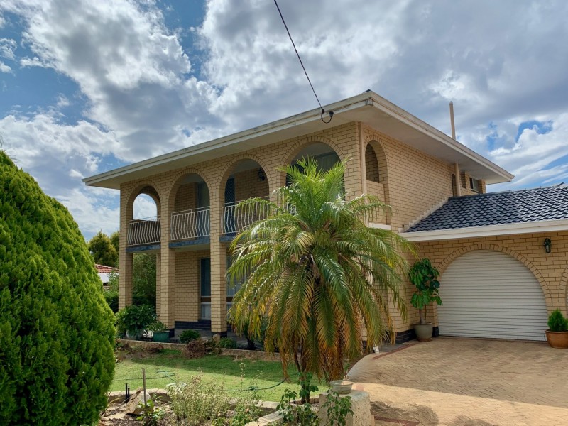 10 Elmwood Crescent, Lesmurdie WA 6076