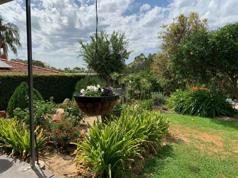 10 Elmwood Crescent, Lesmurdie WA 6076