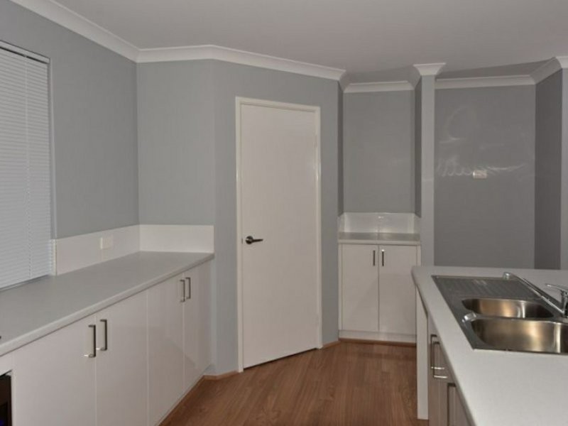 34 Yewers Drive, Champion Lakes WA 6111