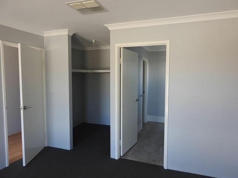 34 Yewers Drive, Champion Lakes WA 6111