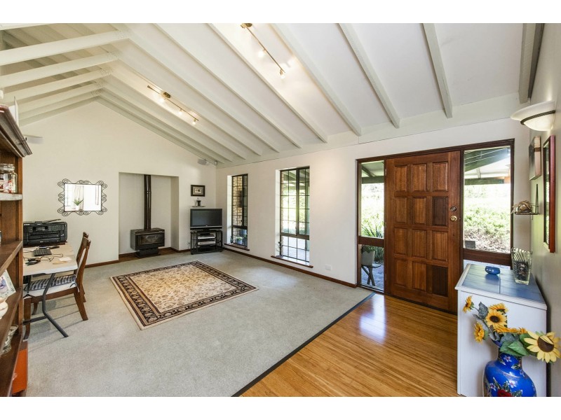 25 Pruiti Crescent, Lesmurdie WA 6076