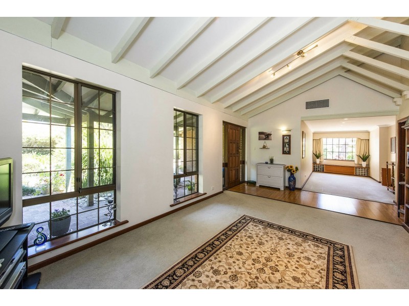 25 Pruiti Crescent, Lesmurdie WA 6076