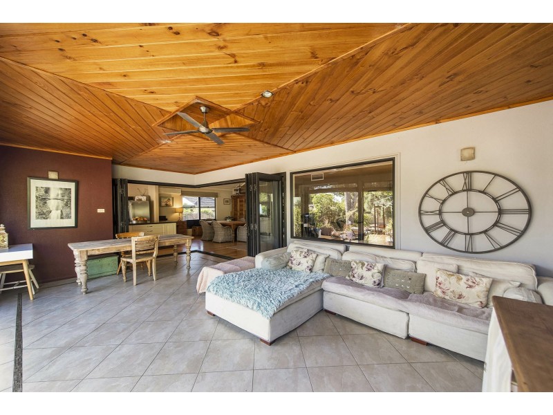 31 Urch Road, Kalamunda WA 6076