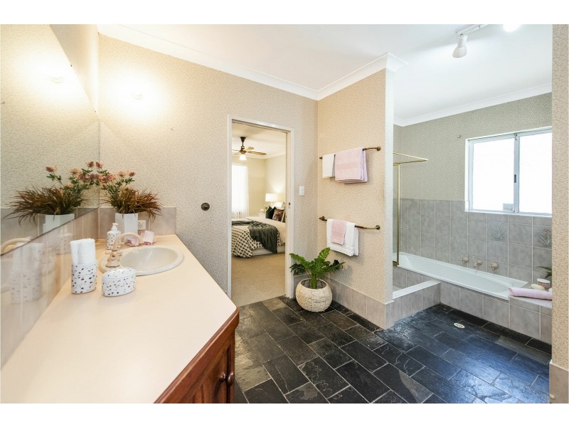 97 Salisbury Road, Swan View WA 6056